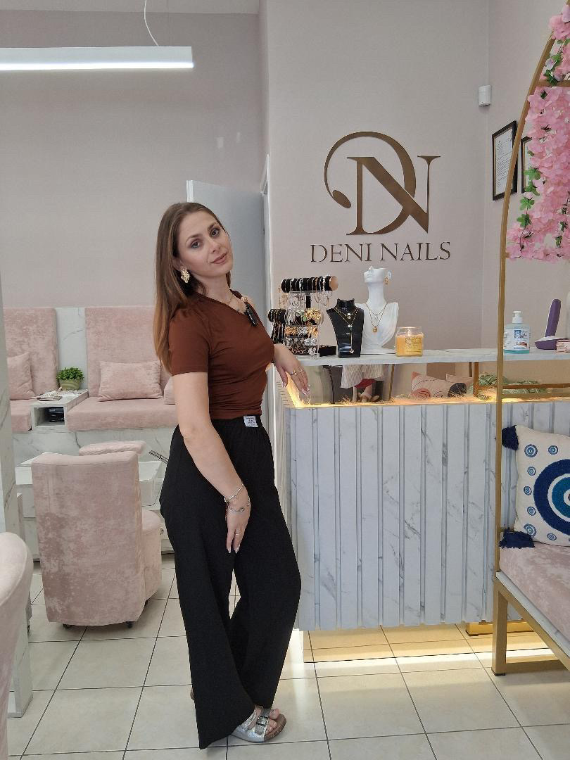 Denisa Pecini, απόφοιτη της Ακαδημίας και ιδρύτρια του DENI NAILS στον Κορυδαλλό